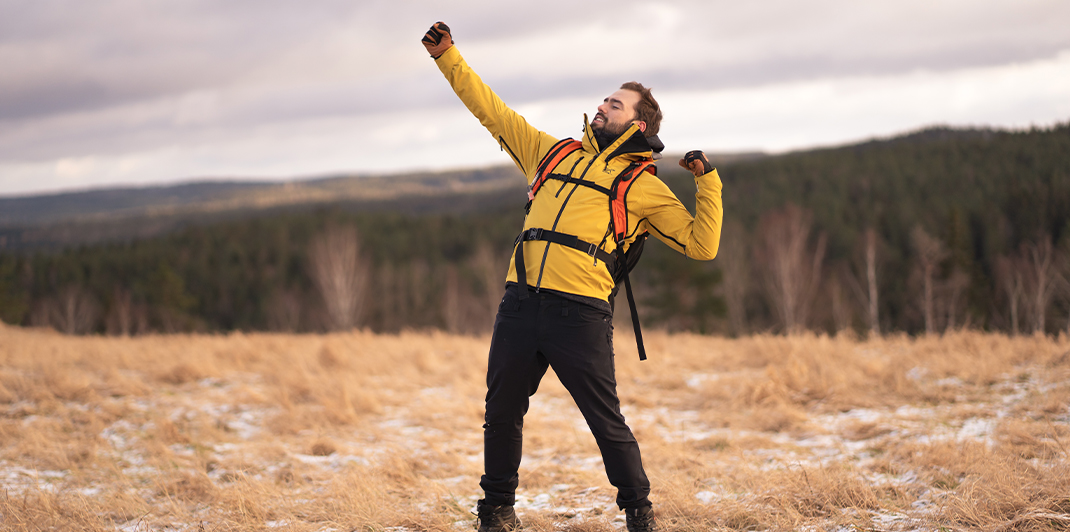 man-in-cyclone-rescue-jacket-olive-oil-are-happy-on-hike-alingsås-2021.jpg